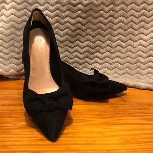 Black pumps with cute bow